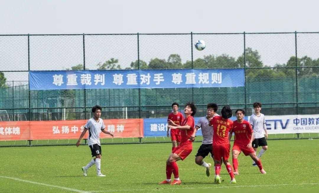 客场足球比赛精彩绝伦，球迷沸腾欢呼