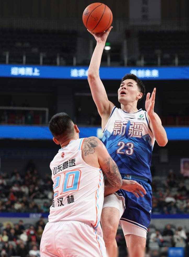 新疆男篮球员表现出色，引发球迷狂热